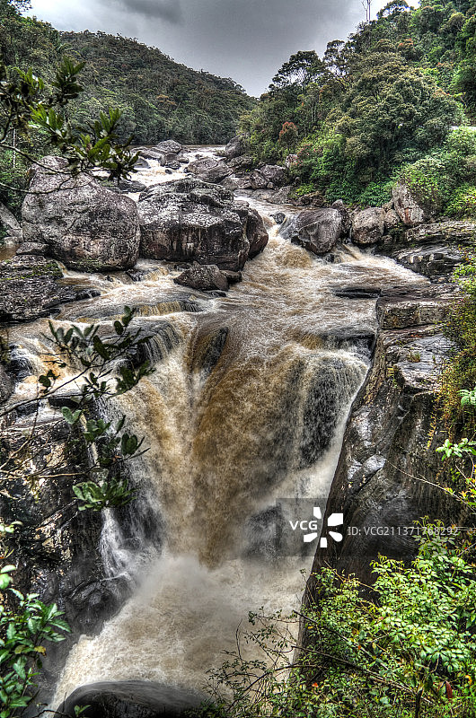 瓦托瓦维-菲图维纳尼地区，拉诺马法纳附近的纳米罗纳河上的安德里亚马莫沃卡瀑布图片素材
