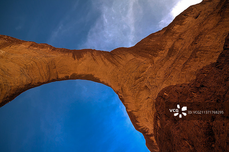 乍得恩内迪高原阿洛巴拱门的抽象岩层仰视图图片素材