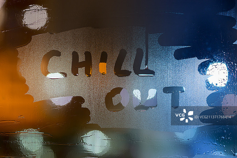 手指在湿玻璃上写下的“放松”字样图片素材