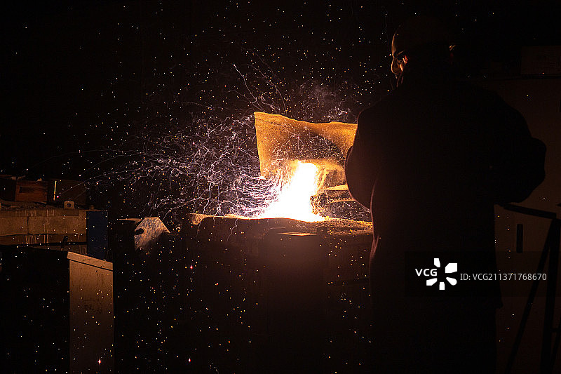 工人使用排气罩在冶金炉除渣图片素材