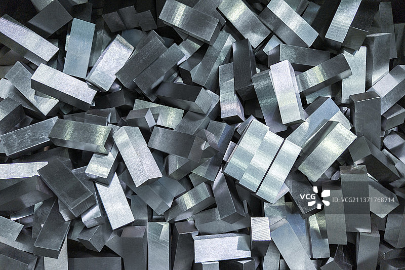 闪亮的多面钢块堆图片素材