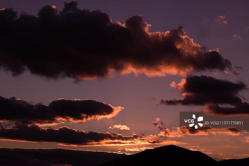 金色时刻：日落时分安纳巴的壮丽天空（低角度）图片素材