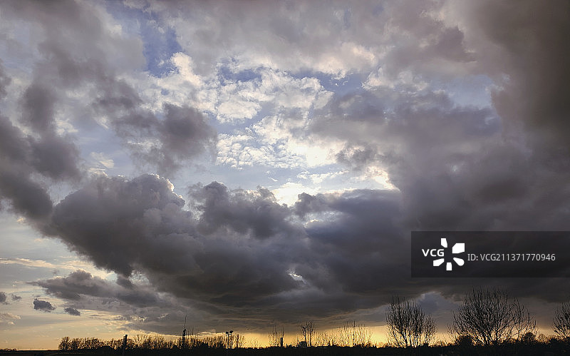 日落时分陆地上空的壮丽景色图片素材