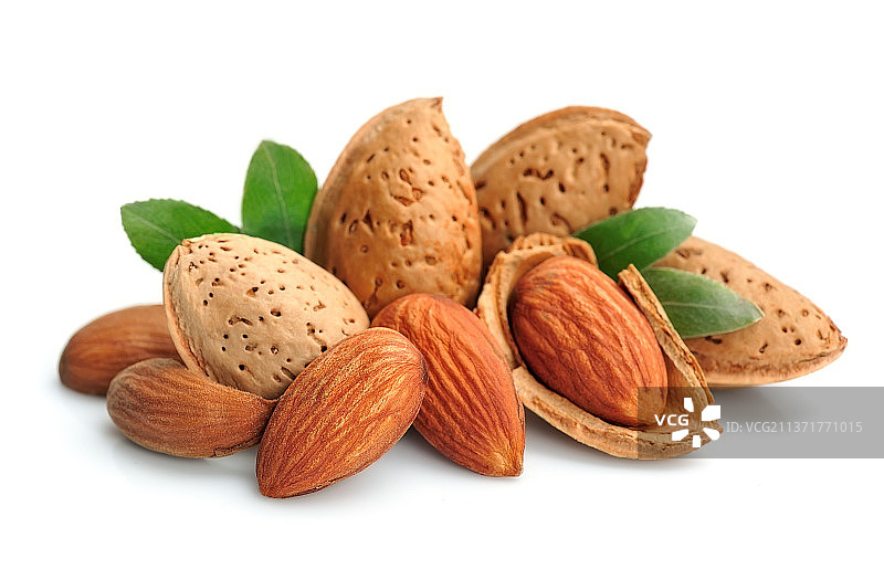 白色背景下的杏仁特写图片素材