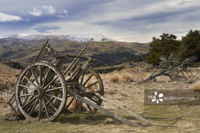 新西兰本迪戈的田野上废弃的木制车图片素材