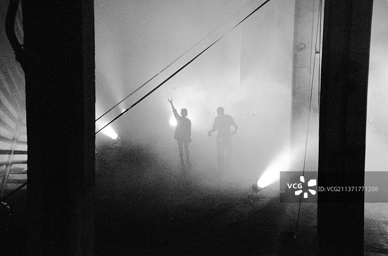 雾气中站立的人群剪影图片素材