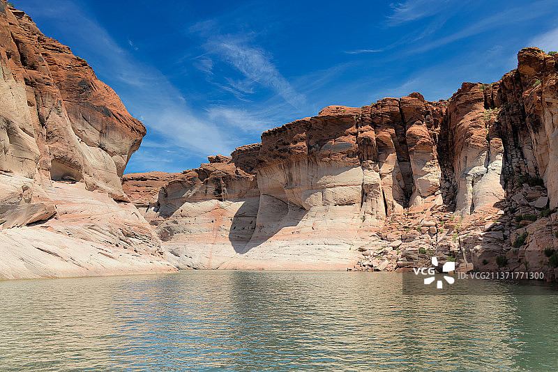 羚羊峡谷岩层景观，背景是天空，美国鲍威尔湖图片素材