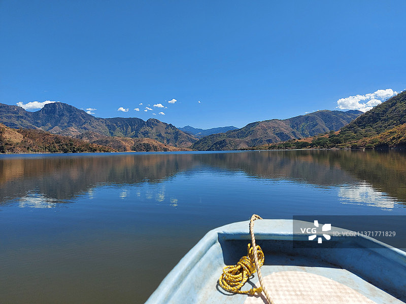 埃尔卡洪大坝的船，墨西哥湖泊的风景图片素材
