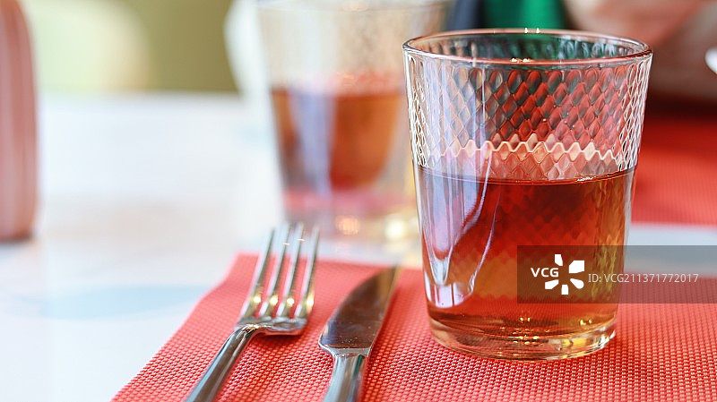 中国餐桌玻璃杯饮品特写图片素材