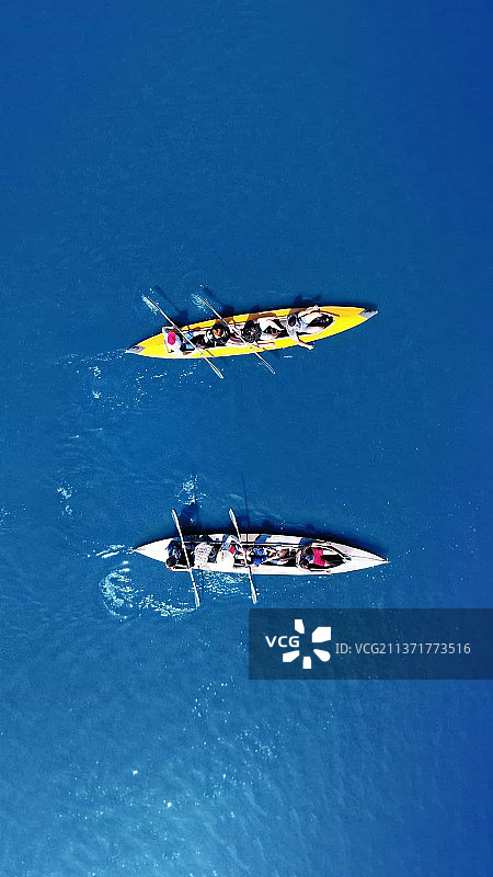 海上划船的人们俯视图图片素材