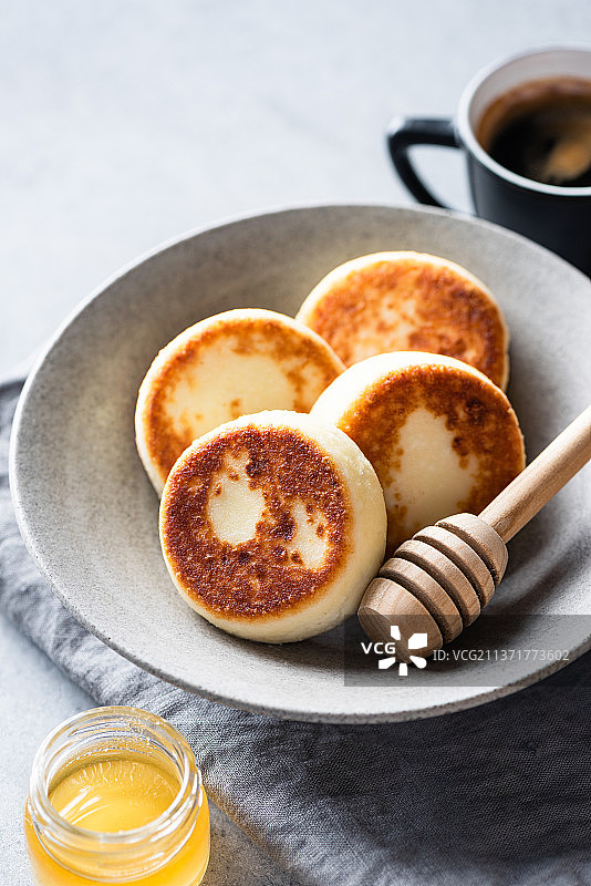 俄式奶酪或凝乳奶酪油炸饼配蜂蜜图片素材