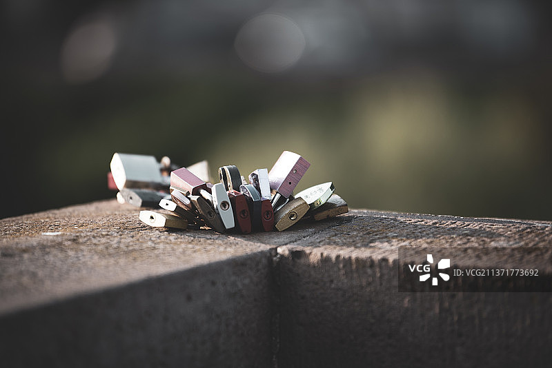 德国挡土墙上的金属锁特写图片素材