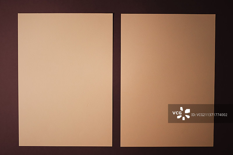 深色背景上的米色A4纸，办公文具图片素材