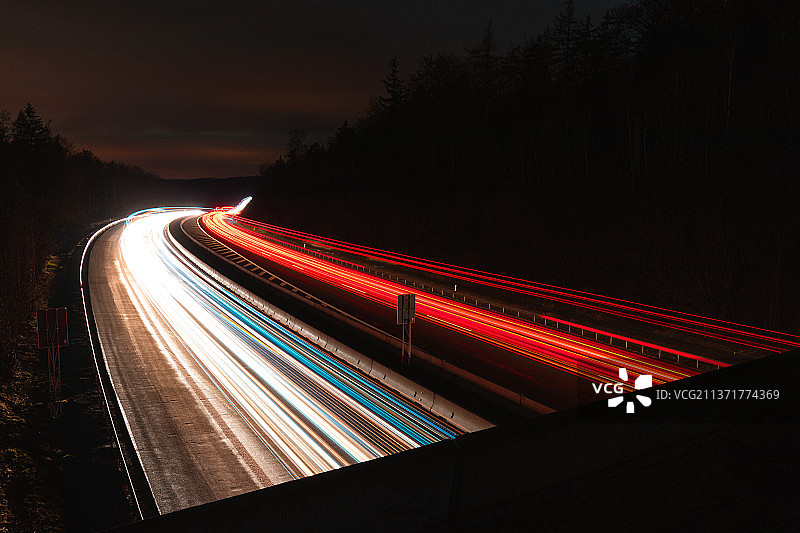夜间高速公路光轨高角度视图图片素材