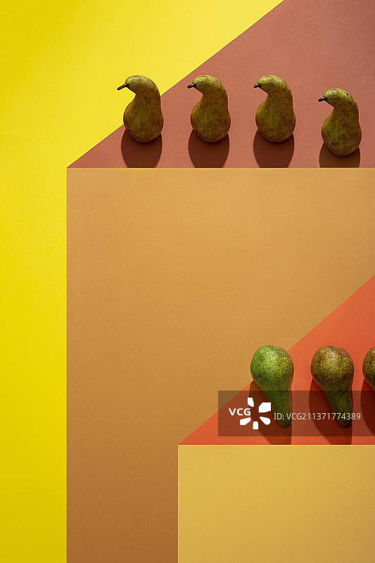 黄色背景上的梨静物几何俯视水果摄影图片素材