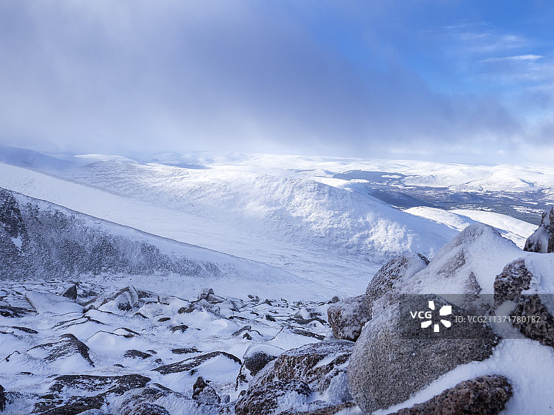 从凯恩戈姆高原俯瞰苏格兰Monadhliath山脉图片素材