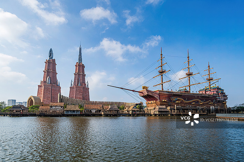 海口市秀英区长影环球100奇幻乐园楼兰古塔和郑和宝船图片素材