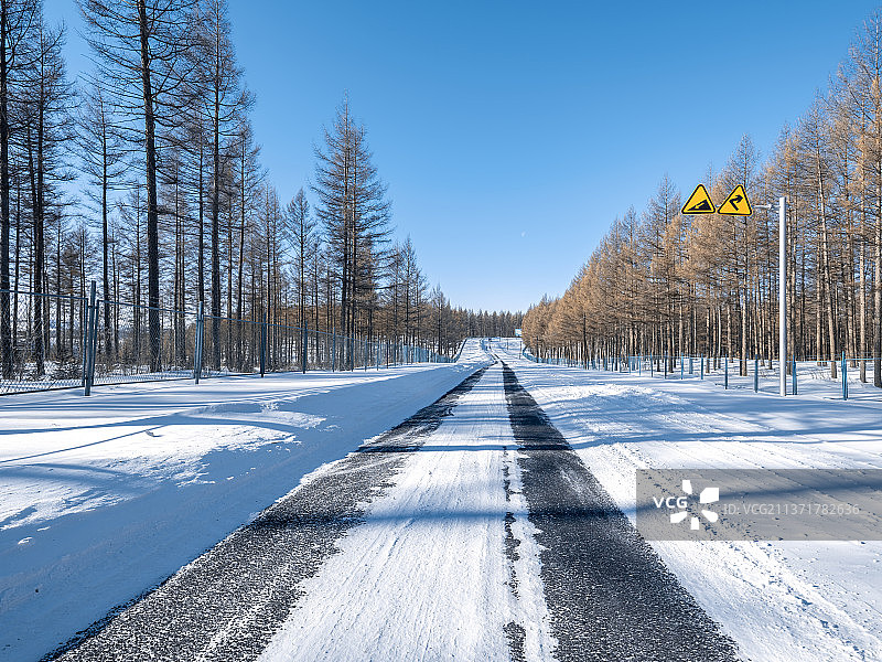 雪地公路上的车辙印图片素材