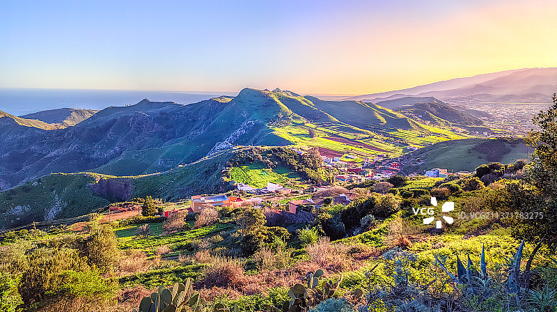 西班牙日落时分山脉的风景图片素材