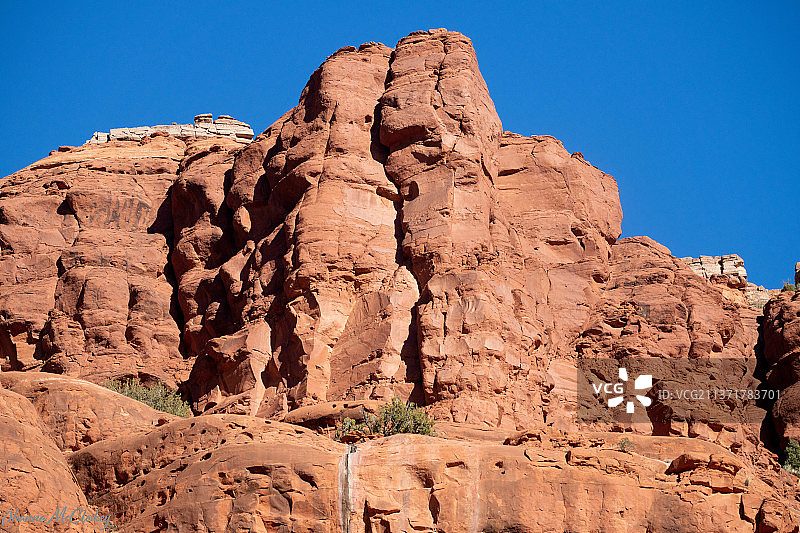 低角度拍摄岩层，背景为晴朗的蓝天，美国亚利桑那州塞多纳图片素材