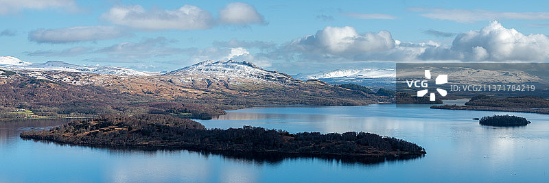 洛蒙德湖全景，湖泊和山脉映衬天空，拉斯，亚历山大，英国图片素材