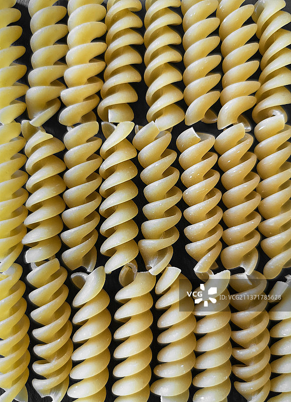 黑色背景墙纸上的螺旋面纹理图片素材