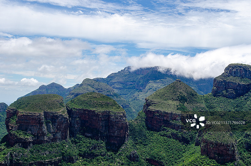三个茅草屋顶小屋，南非山区多云天空的风景图片素材