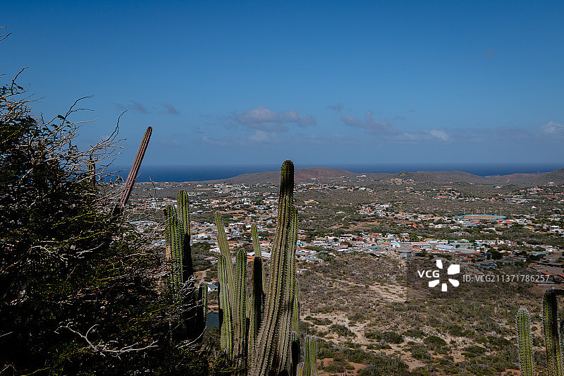 从山顶俯瞰海景，荷伊贝格徒步道，奥拉涅斯塔德，阿鲁巴图片素材