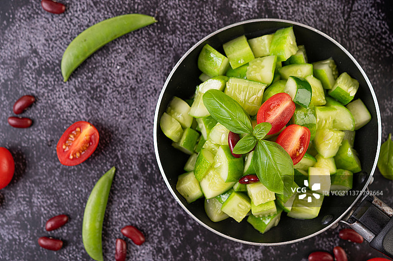 平底锅炒番茄红豆黄瓜图片素材