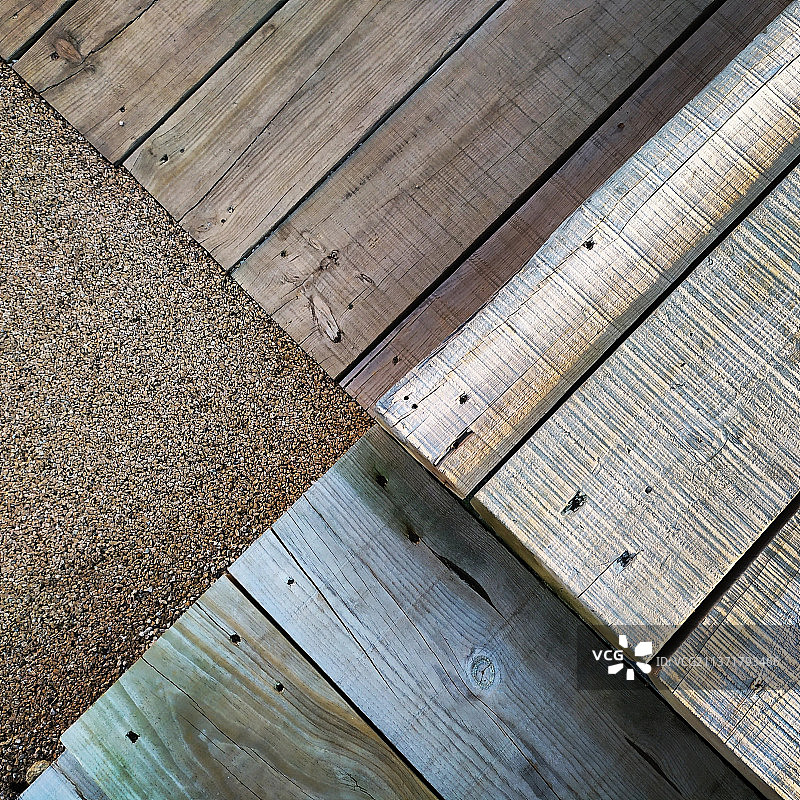 鹅卵石上的木板路俯视图图片素材