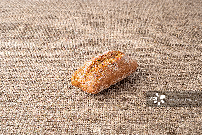 俄罗斯粗麻布上的棕色面包特写图片素材