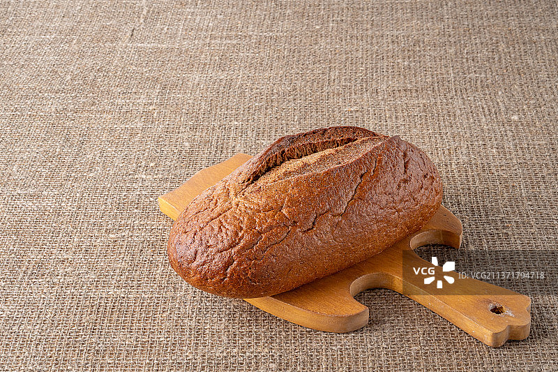 俄罗斯粗麻布上的面包特写图片素材