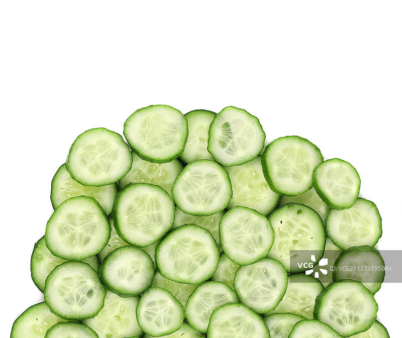 新鲜黄瓜片：白色背景上的黄瓜片特写，摩尔多瓦图片素材