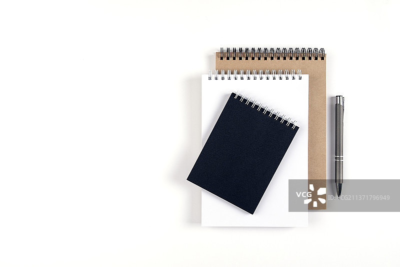 白色背景上的笔记本、笔和便笺俯视图图片素材