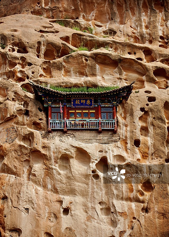 悬挂在岩壁上的寺庙图片素材