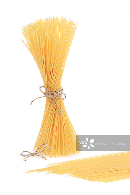未煮熟的意大利面，白色背景上的意大利面特写，摩尔多瓦图片素材