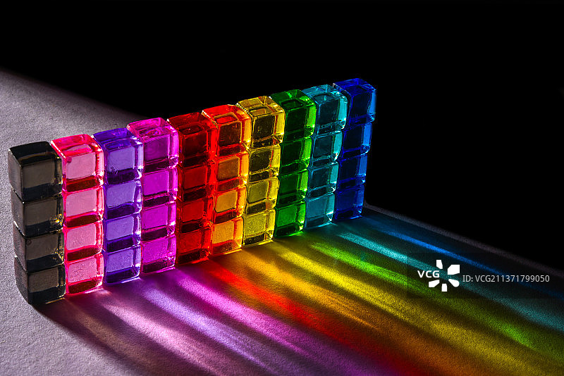 桌子上反射光线的彩色玩具积木特写图片素材