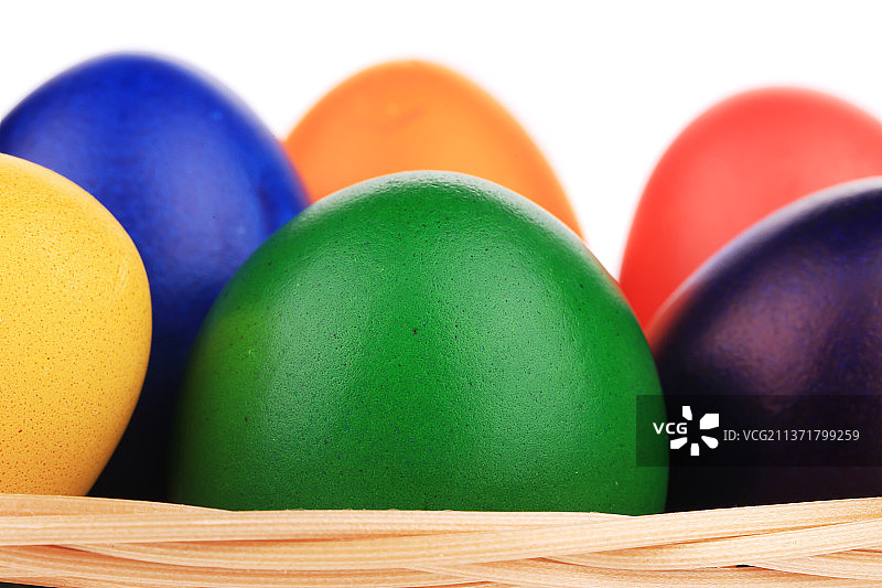 盒子里的新鲜彩色鸡蛋，摩尔多瓦桌子上彩色复活节彩蛋的特写图片素材