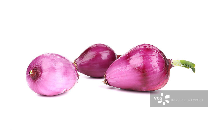 未剥皮的成熟红洋葱特写，背景为白色，摩尔多瓦图片素材