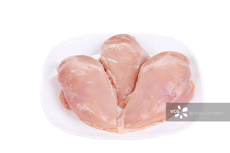 白色背景盘子里的原味鸡胸肉特写，摩尔多瓦图片素材