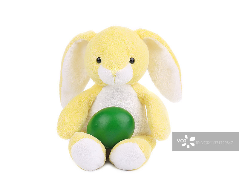 抱着绿色复活节彩蛋的复活节兔子毛绒玩具特写，摩尔多瓦图片素材
