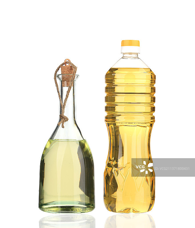 小瓶橄榄油特写，背景为白色，摩尔多瓦图片素材