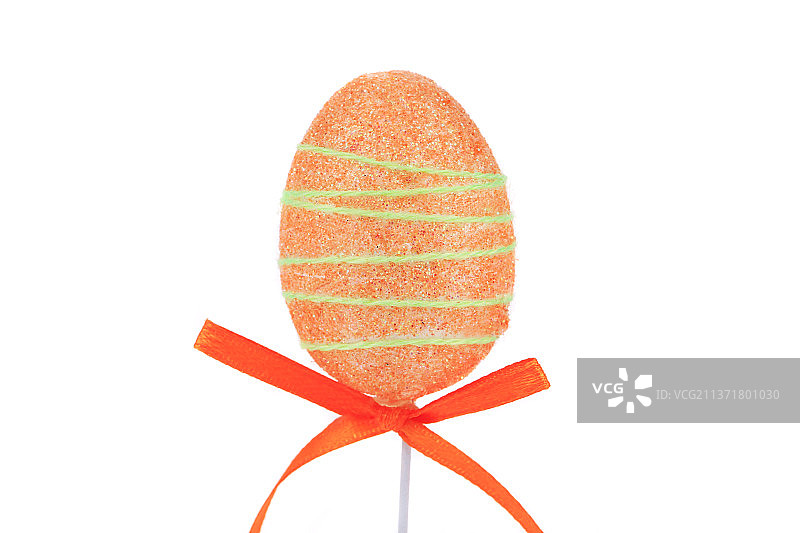 复活节装饰：白色背景下的彩色复活节彩蛋特写，摩尔多瓦图片素材