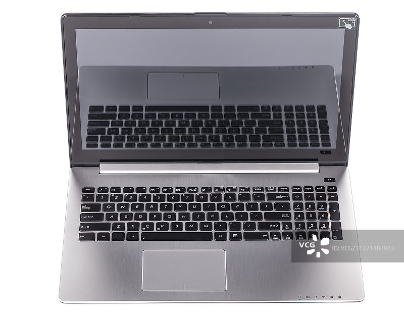 现代电脑PC笔记本电脑，白色背景下的笔记本电脑特写，摩尔多瓦图片素材