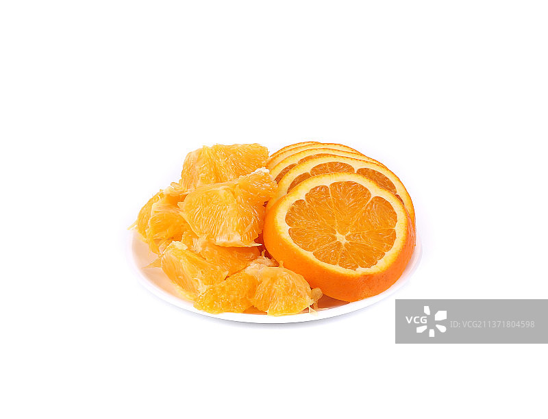 盘子里的新鲜橙子切片，白色背景下的甜食特写图片素材