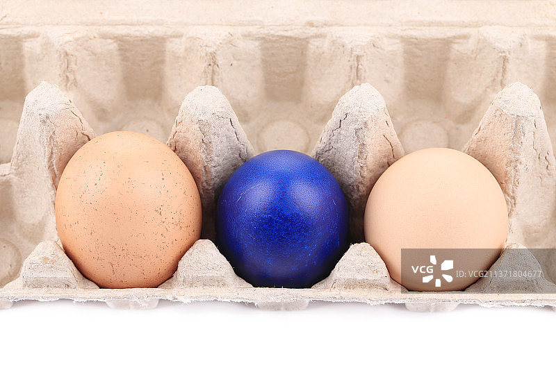 装有复活节彩蛋的纸板鸡蛋盒，摩尔多瓦图片素材