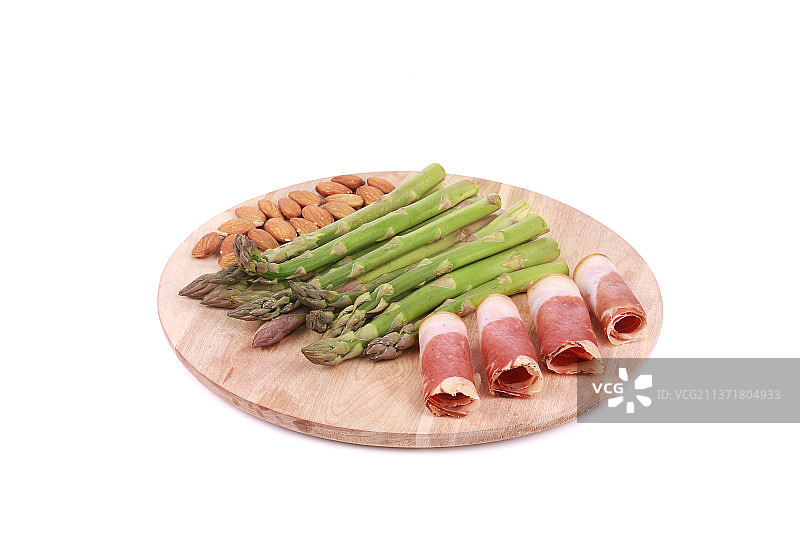 芦笋和意大利熏火腿拼盘，白色背景蔬菜特写，摩尔多瓦图片素材