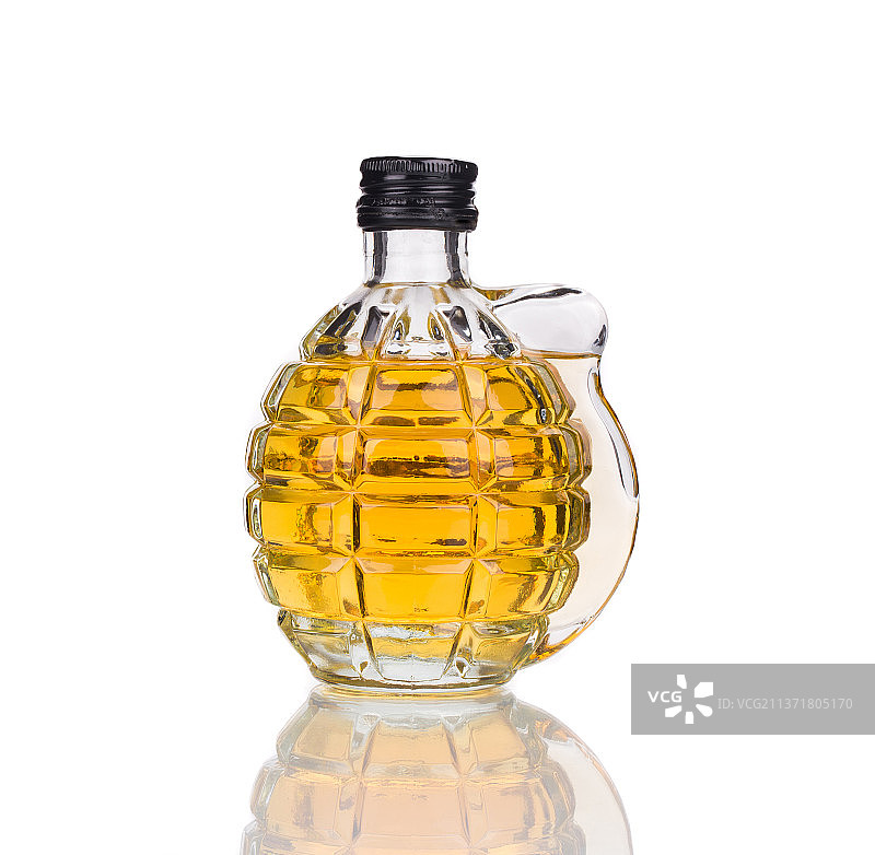 一杯威士忌和手榴弹，白色背景下的瓶子特写，摩尔多瓦图片素材