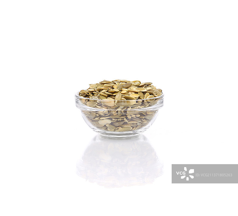 装满南瓜籽的玻璃碗图片素材