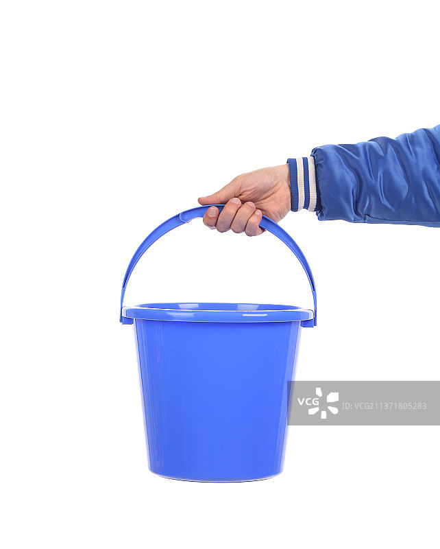 手持蓝色水桶，在白色背景下拿着水桶的人图片素材